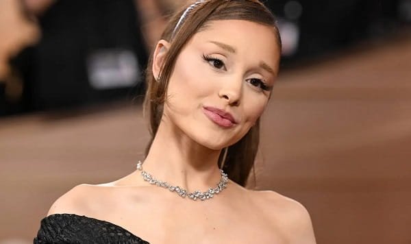 Ariana Grande Suing